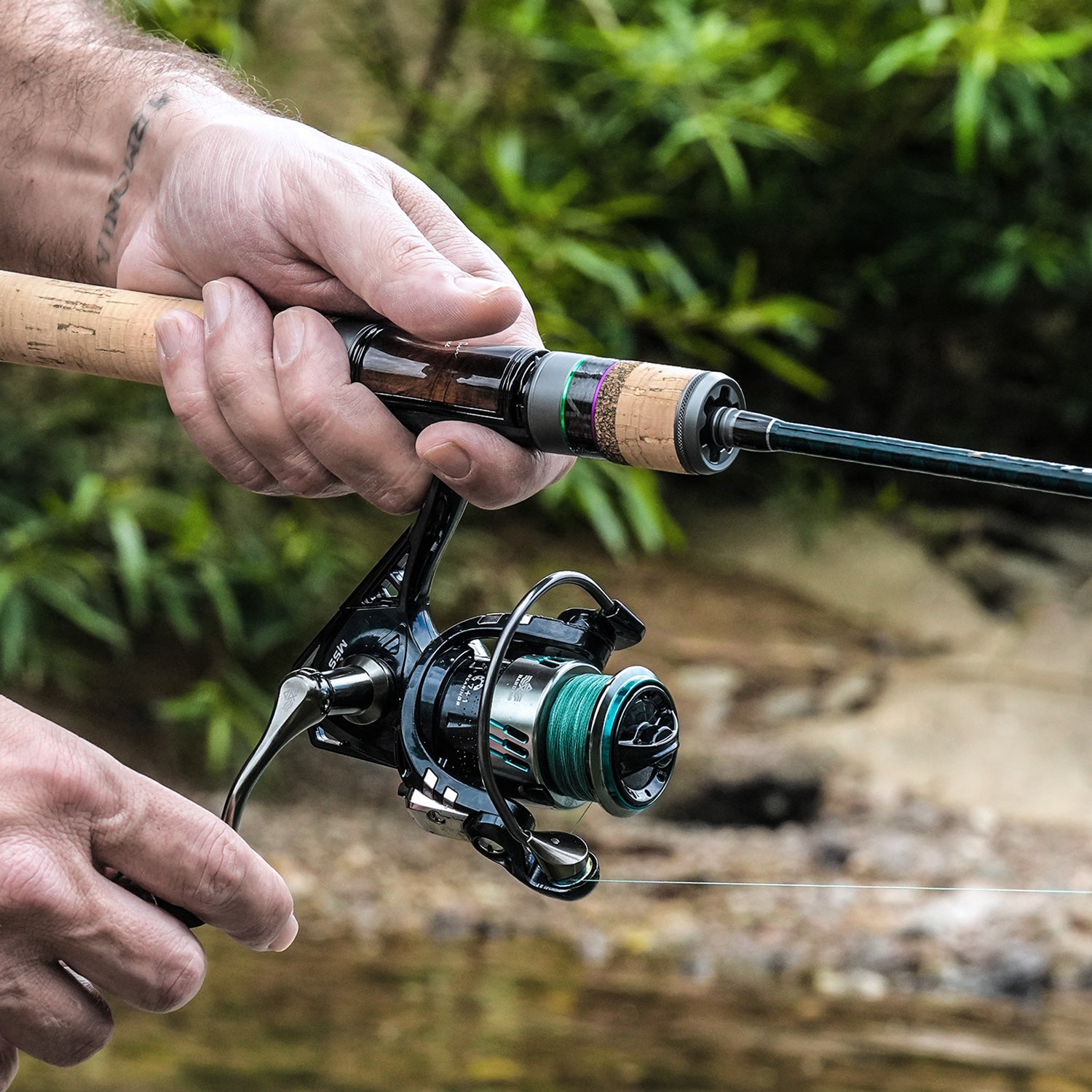 HANDING Magic L Ultra-Light two pieces spinning fishing rod is comfortable in use